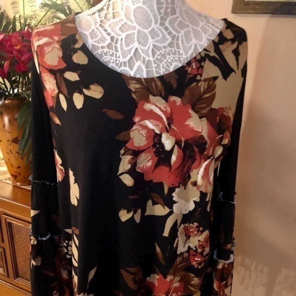 🌸C-39-CLEARANCE- Altar’d State Top🌺💕🌸